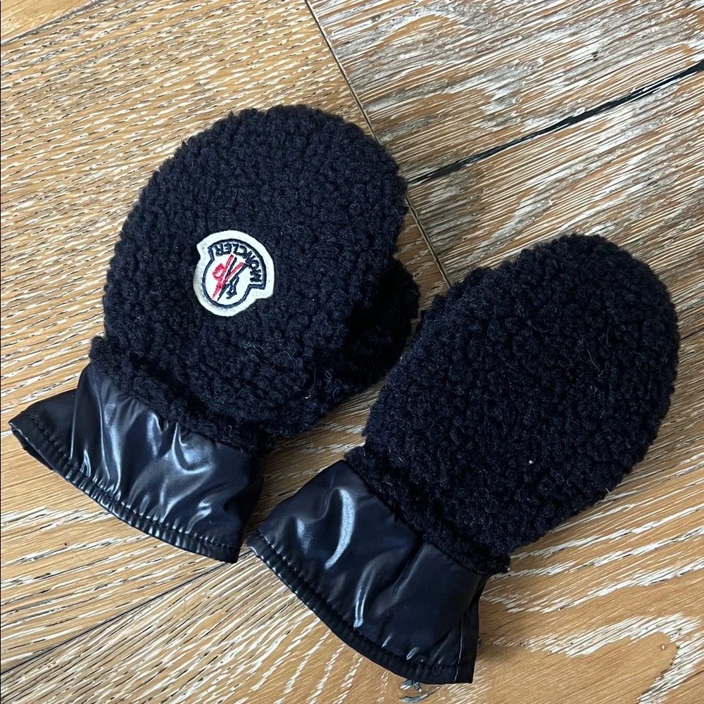 Moncler Kids Navy Sherpa Mittens with Logo Patch